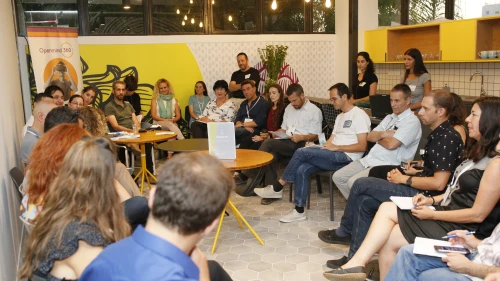 A discussion group at the Hub on fundraising between Israeli social entrepreneurs, led by JDC board member Eilon Tirosh. Credit: JDC.