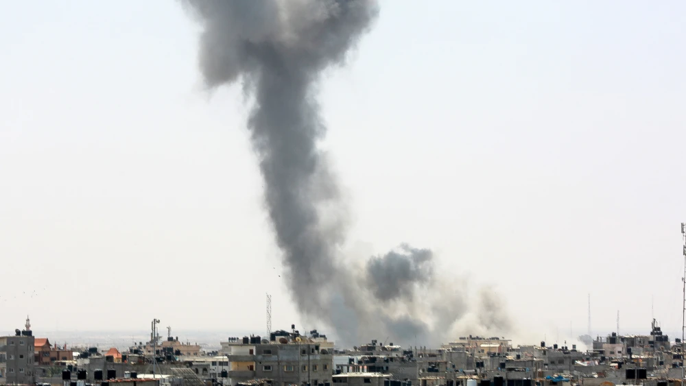 Smoke rises from a location reportedly belonging to Hamas after an Israeli airstrike in the southern Gaza town of Rafah on July 14, 2018. Photo by Abed Rahim Khatib/Flash90.