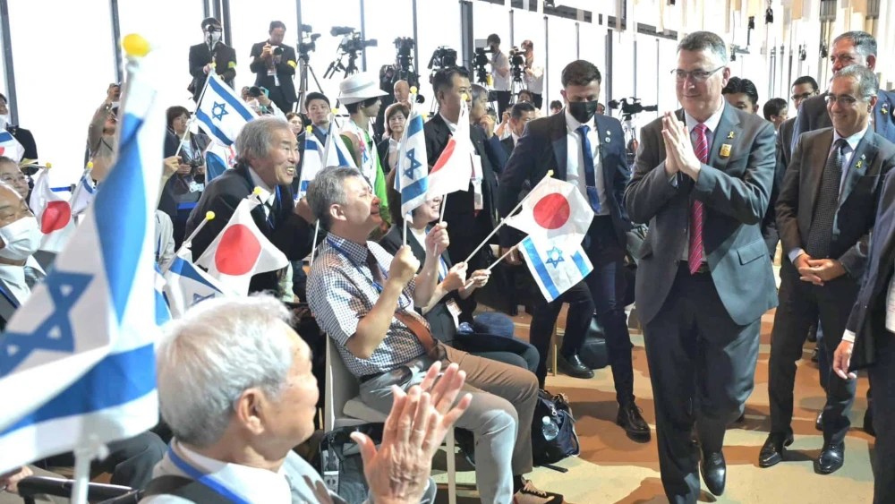 Minister of Foreign Affairs Gideon Sa'ar greets well-wishers while visiting the Israeli Pavilion at Expo 2025, in Osaka, May 15, 2025. Credit: Shlomi Amsalem/MFA.