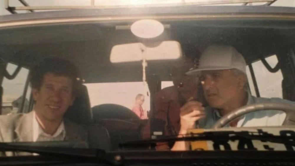 Avi Mizrachi (left) with Amnon Lipkin-Shahak, then-deputy chief of staff and commander of “Operation Solomon.” Photo by Nomi Levitsky.