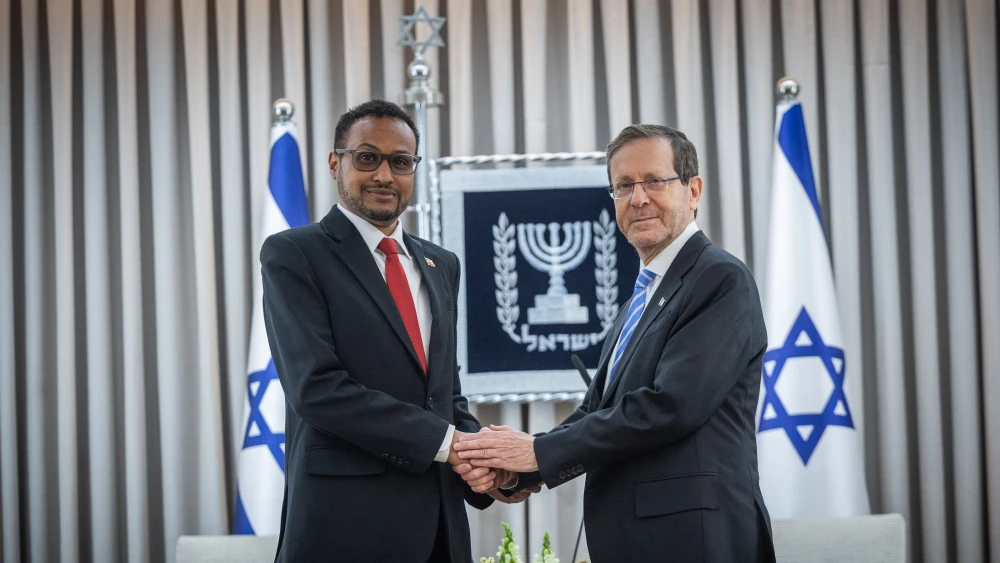 Israeli President Isaac Herzog welcomes Somaliland’s first ambassador to Israel, Dr. Mohamed Hagi, during a ceremony at the President’s Residence in Jerusalem, May 18, 2026. Credit: Yonatan Sindel/Flash90.