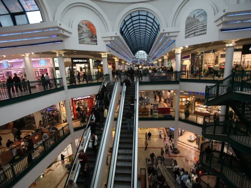Israelis shopping at Jerusalem's Malha Mall on March 15, 2009. Photo by Yossi Zamir/Flash90.