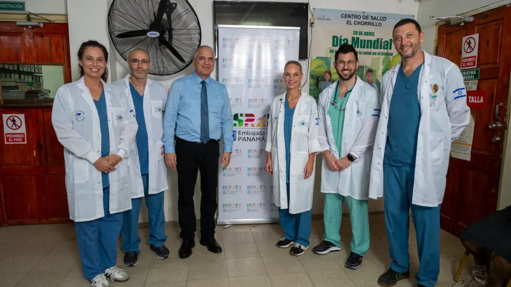 Los médicos de la delegación del Centro Médico Tel Aviv Sourasky (Ichilov), acompañados en la foto por el embajador de Israel en Panamá, Mattanya Cohen, son especialistas en ginecología y obstetricia, oftalmología, pediatría y optometría. Crédito: Embajada de Israel en Panamá.
