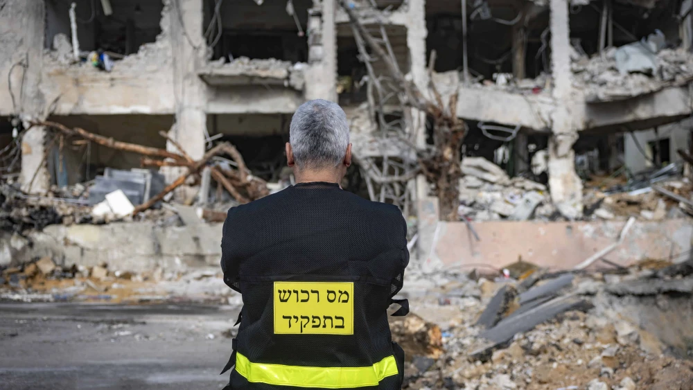 The scene where a ballistic missile fired from Iran hit Tel Aviv, causing heavy damage, March 1, 2026. Photo by Chaim Goldberg/Flash90.