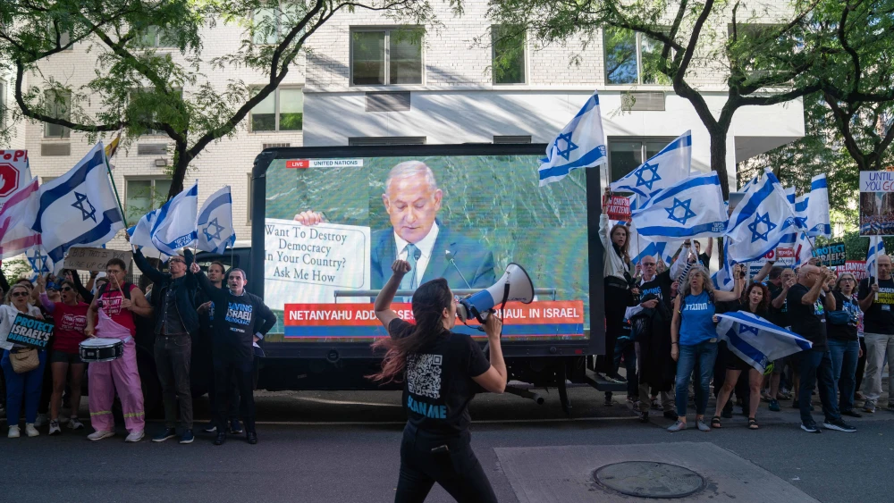 Anti-overhaul activists protest against the judicial overhaul and Israeli Prime Minister Benjamin Netanyahu during his visit in New York City for the U.N. General Assembly, Sept. 19, 2023. Photos by Luke Tress/Flash90.