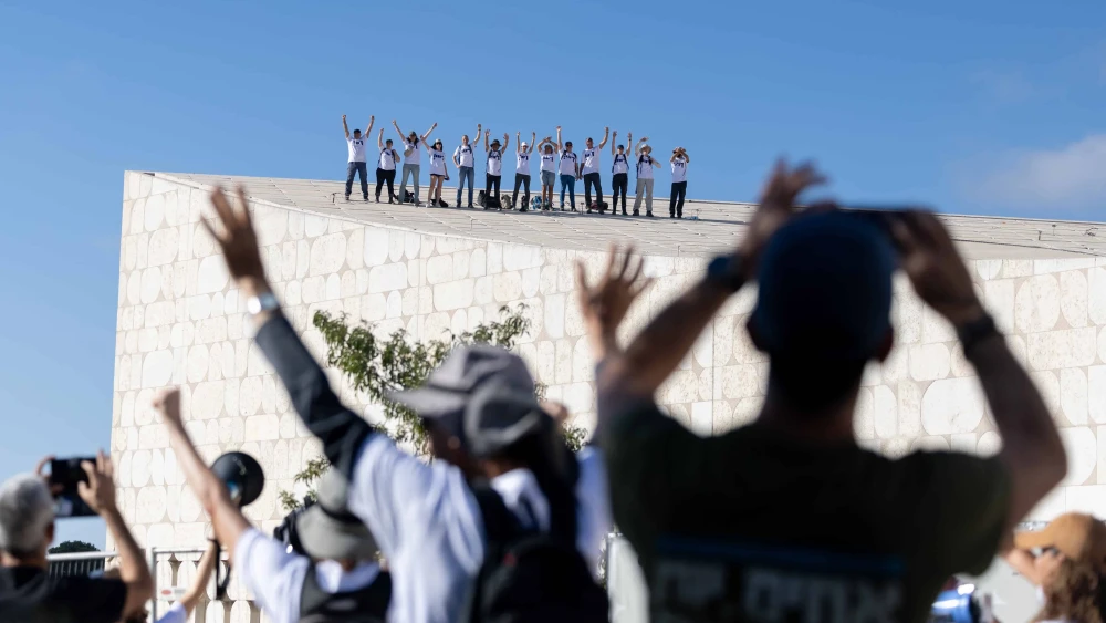 Israelis attend a protest calling for an end to the war with Gaza and the release of the Israeli hostages held captive by Hamas, outside the Israeli parliament in Jerusalen, September 3, 2024. Photo by Chaim Goldberg/Flash90 *** Local Caption *** מלחמה חטופים משפחות כנסת חרבות ברזל מלחמה