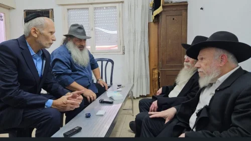 Angel Bakeries chairman Omer Barlev (left) and CEO Yaron Angel (second from left) sit shivah with the sons of the late Rabbi Gershon Edelstein in Bnei Brak, June 4, 2023. Source: Twitter.