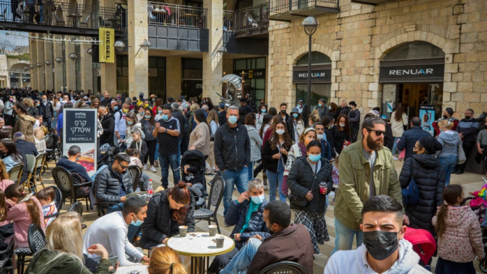 Crowds in Jerusalem during the Passover holiday, March 31, 2021. Photo by Olivier Fitoussi/Flash90.