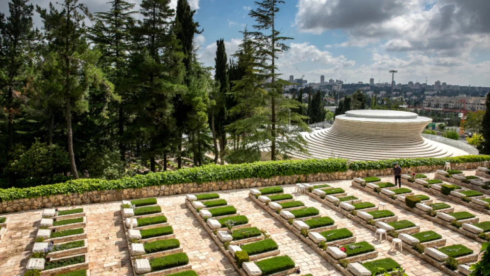 Due to the coronavirus pandemic, restrictions are in place for visits to The Mount Herzl Military Cemetery on Yom Hazikaron, Israel's Memorial Day, on April 27, 2020. Photo by Olivier Fitoussi/Flash90.