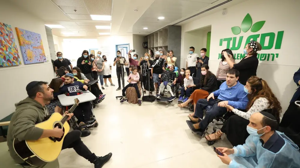 In late October 2021, Ishay Ribo visited ADI Jerusalem and immediately expressed a desire to play a special benefit concert to help empower the residents and special education students with severe disabilities.