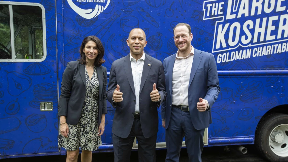 Jessica Chait (left), Met Council's managing director of food programs, Rep. Hakeem Jeffries (center) and Met Council CEO David Greenfield. Courtesy of Met Council.