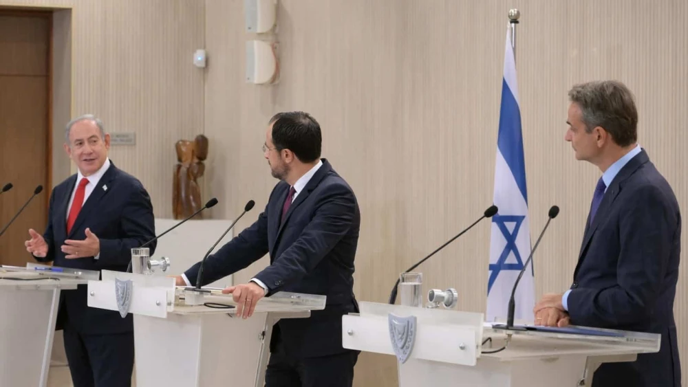 Israeli Prime Minister Benjamin Netanyahu, Cypriot President Nikos Christodoulides (center) and Greek Prime Minister Kyriakos Mitsotakis in Nicosia, Sept. 4, 2023. Photo by Amos Ben-Gershom/GPO.