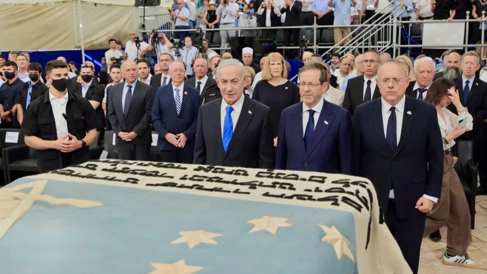 El primer ministro israelí, Benjamin Netanyahu, y el presidente Isaac Herzog asistieron al nuevo entierro de los abuelos del visionario sionista Theodor Herzl en el Monte Herzl, en Jerusalén, el 5 de agosto de 2026. Crédito: Organización Sionista Mundial