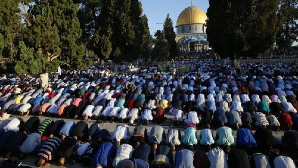 Thousands of Palestinians perform Eid prayers at the Al-Aqsa Mosque in Jerusalem, marking the muslim holiday of Eid al-Adha, on Sept. 12, 2016. Credit: Sliman Khader/Flash90.
