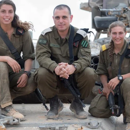 The first four female tank commanders in the Israel Defense Forces pose with Brig. Gen. Guy Hasson, head of the Armored Corps. Credit: IDF Spokesperson Unit.