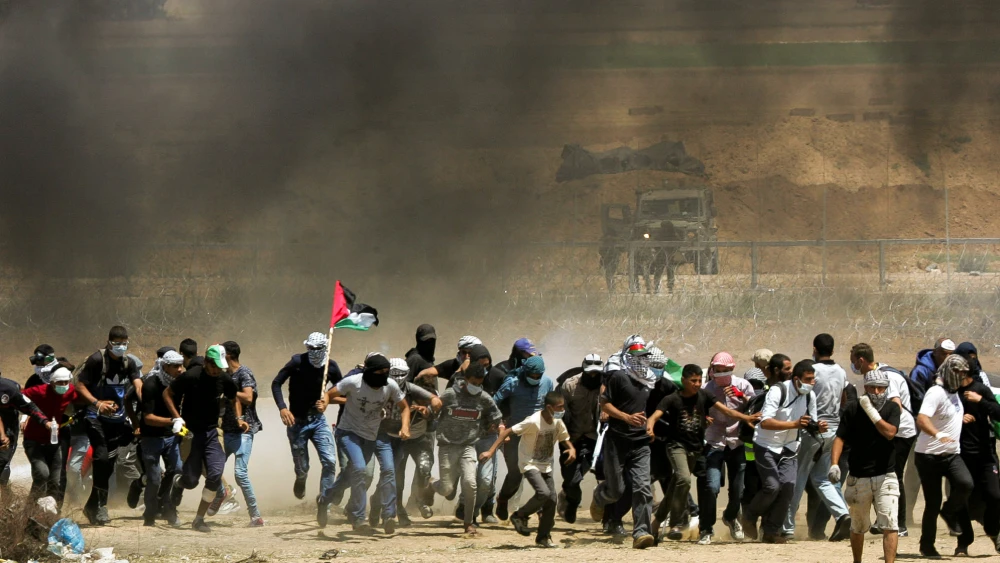Palestinian protesters during clashes with Israeli forces at the Gaza border on May 11, 2018. Photo by Abed Rahim Khatib/Flash90