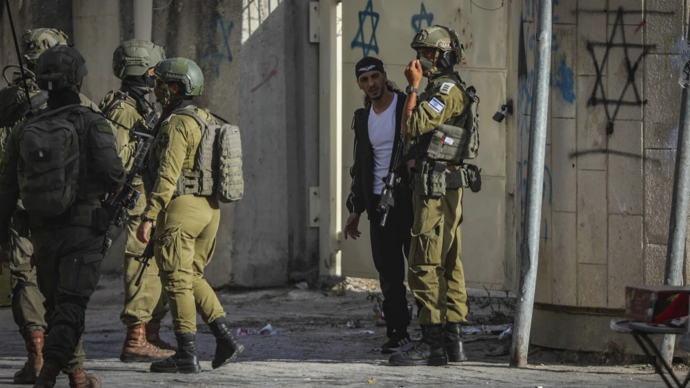 Israeli security forces guard as Jews tour in the Judea and Samaria city of Hebron, July 25, 2026. Photo by Wisam Hashlamoun/Flash90.