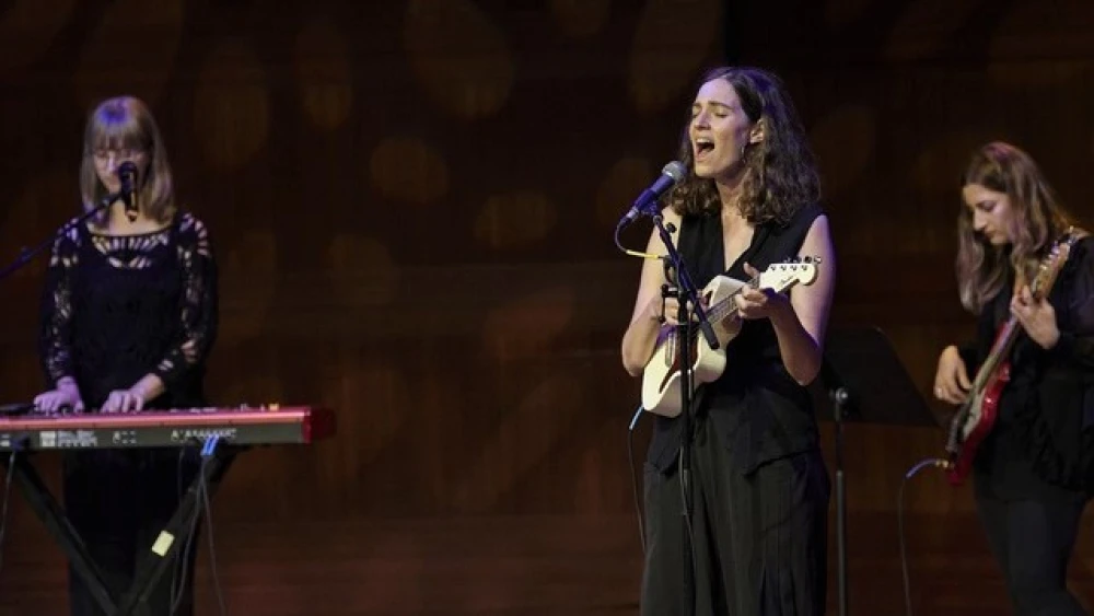 Kari Maltz showed off her voice and musicianship in a concert at the Museum of Jewish Heritage in Battery Park, N.Y., on n Aug.18, 2022. Photo by Perry Bindelglass.