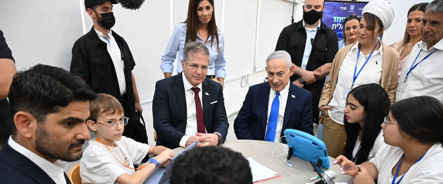 Prime Minister Benjamin Netanyahu and Education Minister Yoav Kisch chat with students at Dekel Vilnai Middle School in Ma’ale Adumim to launch an AI-powered English-language program, June 11, 2026. Photo by Haim Zach/GPO.