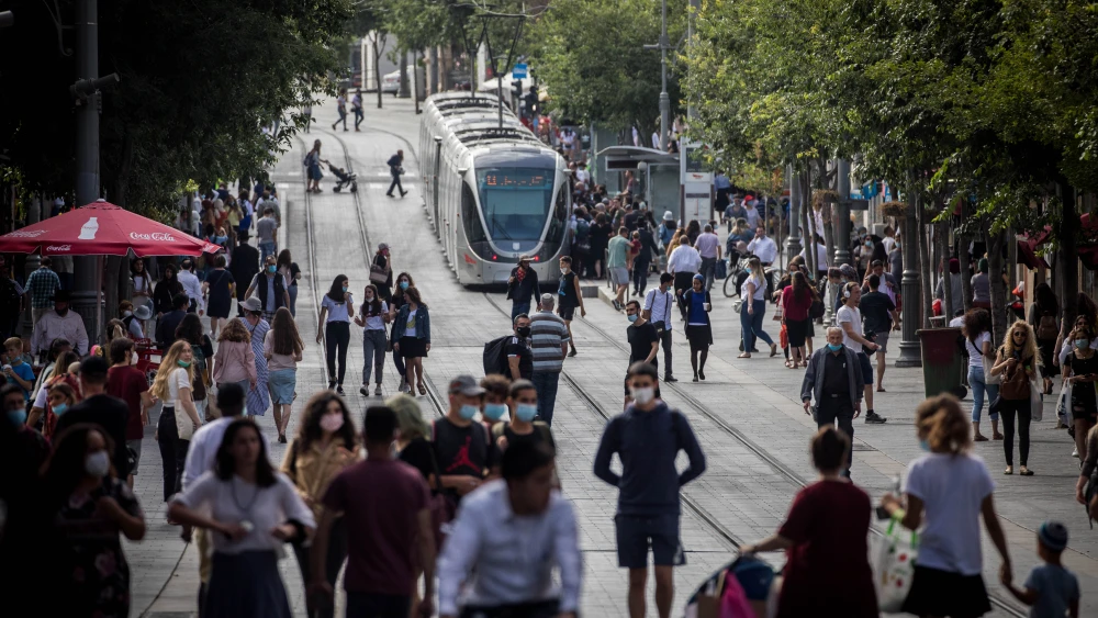 People walk on Jaffa Street in downtown Jerusalem on June 4, 2020. Photo by Yonatan Sindel/Flash90