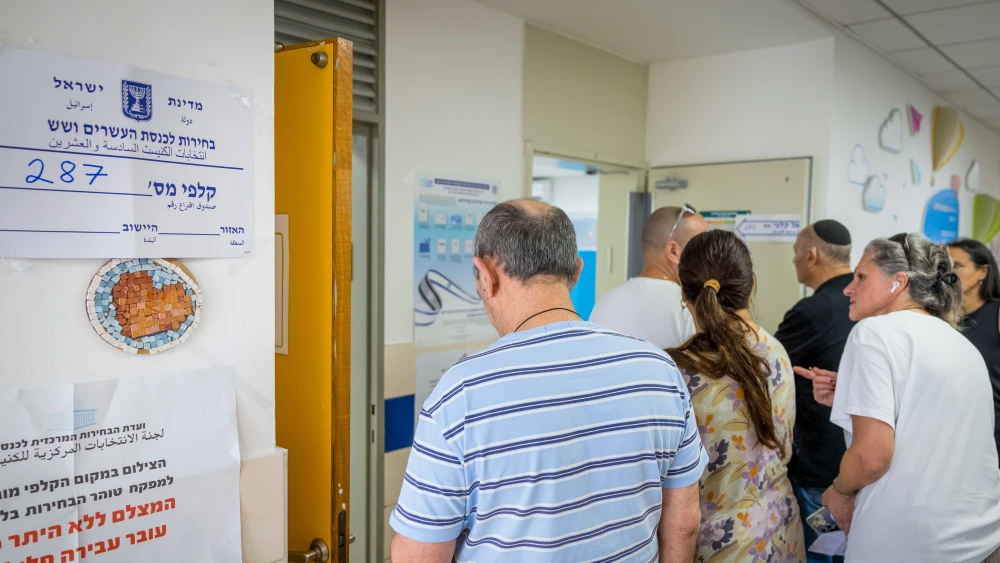 Israelis cast their ballots at a polling station in Ashdod on Oct. 27, 2026. Photo by Liron Moldovan/Flash90.