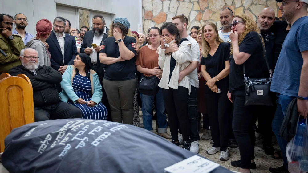 Mourners attend the funeral of Tzeela Gez, who was murdered in a terrorist shooting on Route 446 in Samaria, at Har HaMenuchot Cemetery in Jerusalem, May 15, 2025. Photo by Chaim Goldberg/Flash90.