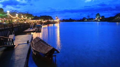 A traditional roofed wooden sampan, the main water transport in Kuching, Malaysia. Credit: Flickr/Wikimedia Commons.