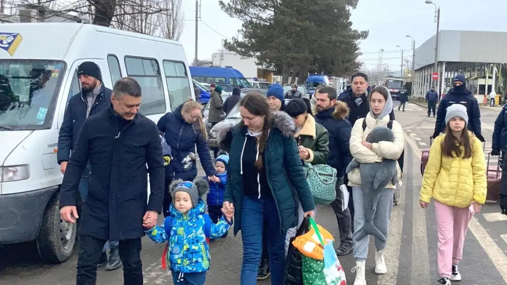 Israel's Ambassador to Romania David Saranga walks with a Ukrainian child to receive cancer treatment in Israel, March 8, 2022. Source: Twitter.