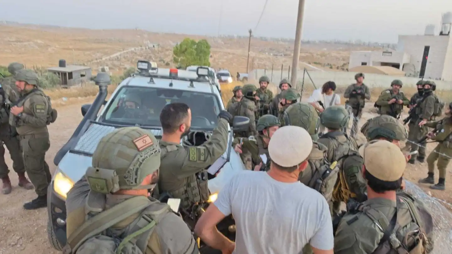 Palestinians wound, snatch weapon of reservist IDF soldier in Hebron region