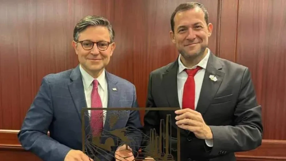 U.S. House Speaker Mike Johnson (left) during a meeting with Samaria Regional Council head Yossi Dagan, December 2025. Credit: Samaria Regional Council.