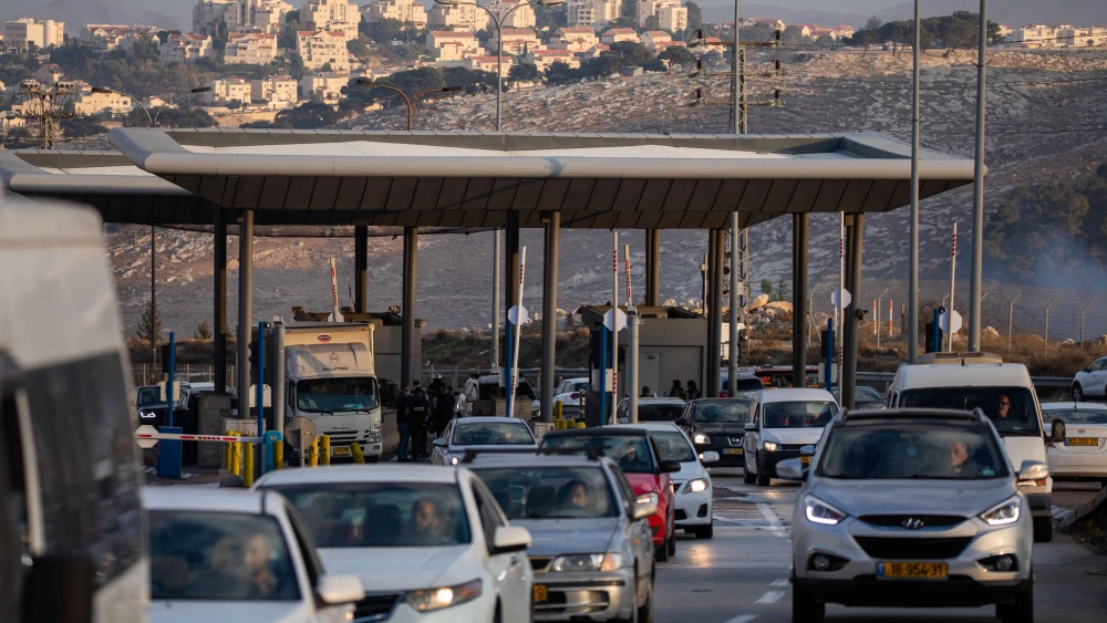 Vehicles at the az-Za'ayyem checkpoint near Ma'ale Adumim in the Judean Desert, Nov. 25, 2020. Photo by Yonatan Sindel/Flash90.