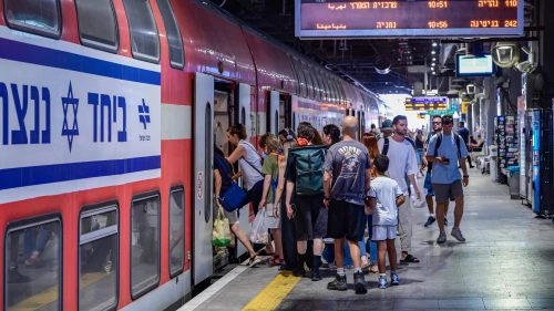 Passengers at an Israel Railways station in Tel Aviv, Aug. 25, 2025. Photo by Avshalom Sassoni/Flash90.