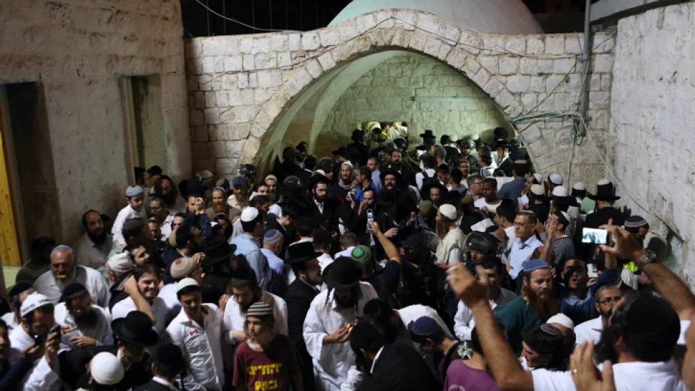 Hundreds of Jewish men pray at the Joseph's Tomb compound in Nablus, June 10, 2013. Photo by Yaakov Naumi/Flash90.