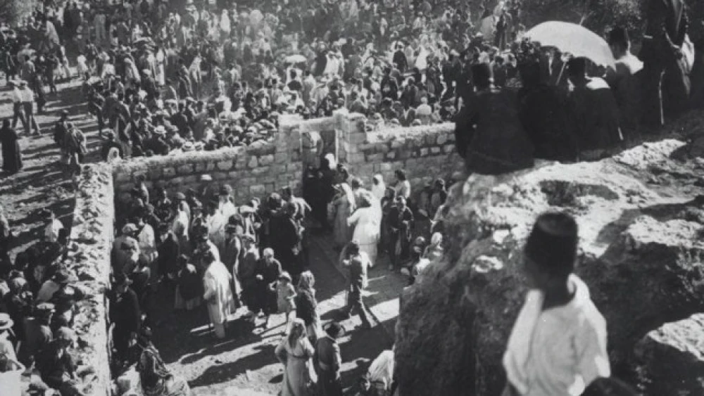 Jews gather at the Tomb of Shimon Hatzadik in Sheikh Jarrah on Lag B’Omer circa 1927. Credit: Wikipedia.