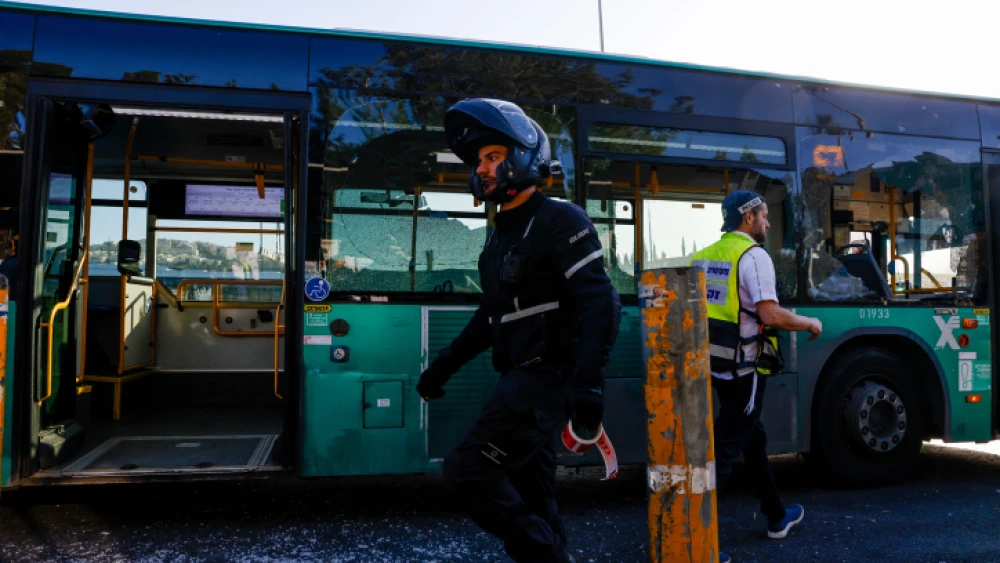 Police and security personnel at the scene of a terror attack in Jerusalem, Nov. 23, 2022. Photo by Olivier Fitoussil/Flash90.