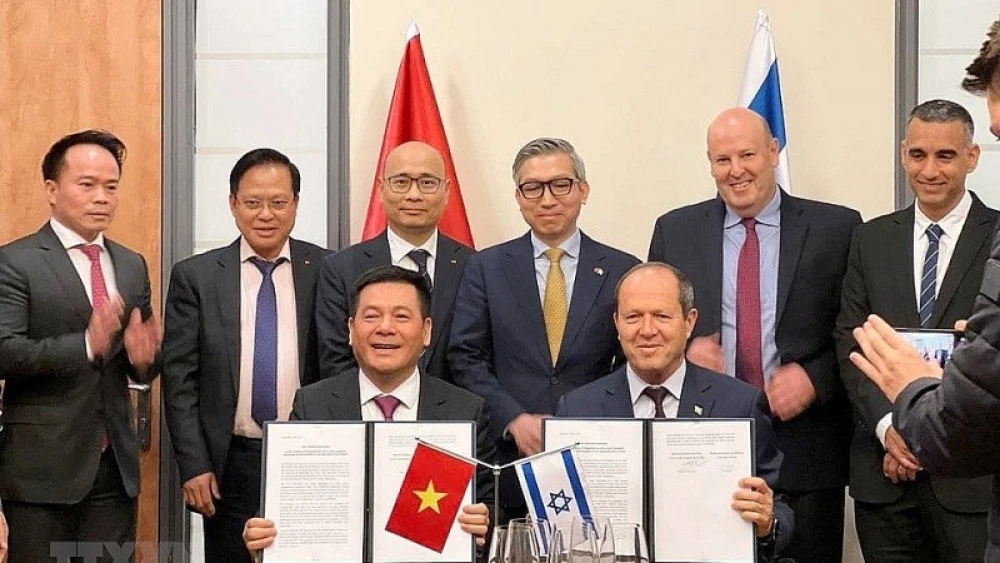 Vietnamese Minister of Industry and Trade Nguyễn Hồng Diên and Israeli Economy Minister Nir Barkat conclude negotiations on a free trade agreement set to take effect later this year, April 2, 2023. Credit: Israeli Foreign Ministry.