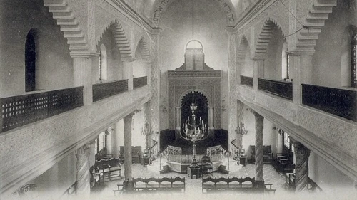 Postcard of the interior of Sétif synagogue in Sétif, Algeria. Photo: public domain/Wikimedia