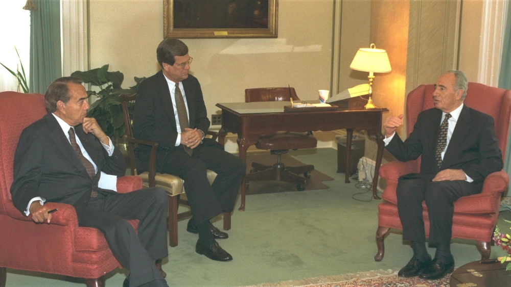 Israeli Prime Minister Shimon Peres (right) meets with Sens. Bob Dole (R-Kansas) and Trent Lott (R-Miss.)) in Washington, D.C., in 1985. Credit: Dole Institute of Politics.