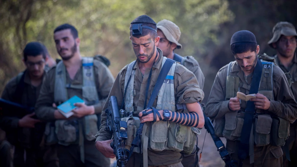 IDF soldiers from an ultra-Orthodox section of the Givati Infantry Brigade pray during a training exercise near Beit Shemesh, Sept. 27, 2017. Photo by Yonatan Sindel/Flash90.