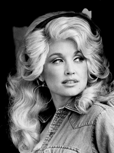 Dolly Parton in 1977. Credit: RCA Records via Wikimedia Commons.