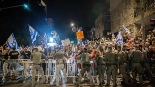 Police clash with demonstrators outside the Prime Minister's Residence in Jerusalem, April 2, 2024. Photo by Chaim Goldberg/Flash90.