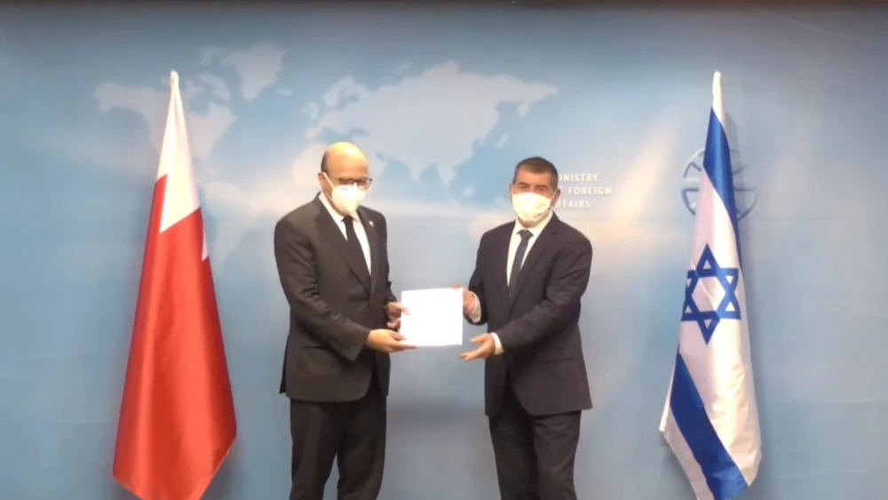 Israeli Foreign Minister Gabi Ashkenazi with Bahraini Foreign Minister Al-Zayani at the Ministry of Foreign Affairs in Jerusalem on Nov. 17, 2020.