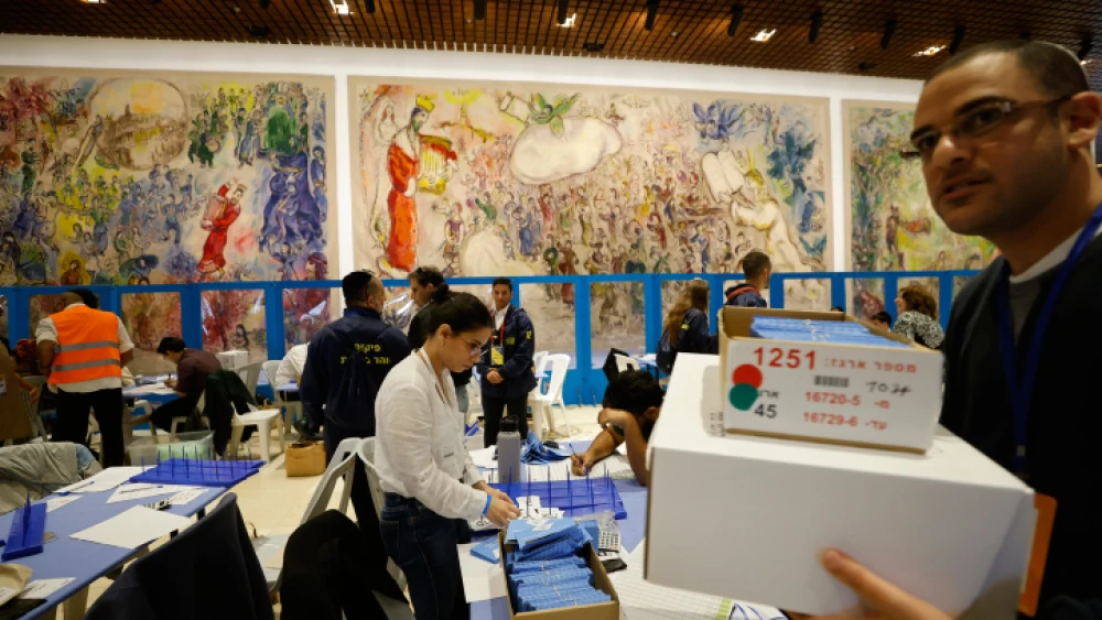 Central Election Committee workers count the remaining ballots at the Knesset in Jerusalem, after the general elections, on Nov. 3. Photo by Olivier Fitoussi/Flash90.