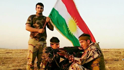 Combatientes kurdos despliegan su bandera. Crédito: Flickr.
