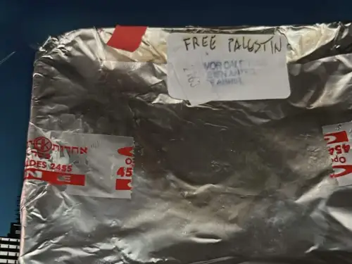 A kosher meal labeled "Free Palestine" aboard a flight from Buenos Aires to Madrid, Spain on Aug. 5, 2025. Credit: DAIA.