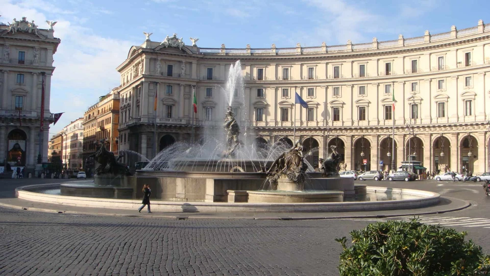 A woman walks past Piazza della Repubblica in Rome, Italy on Nov. 7, 2007. Photo by Fabiano Licosp/Wikimedia Commons.