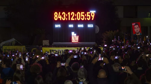Israelis gather at Hostages Square in Tel Aviv during a clock-stopping ceremony following the return of the body of the last hostage, Ran Gvili, from Hamas captivity, Jan. 27, 2026. Photo by Chaim Goldberg/Flash90.