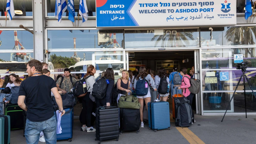 Birthright Israel participants boarding a Cyprus-bound ship at Ashdod Port, June 17, 2025. Credit: Erez Uzir, courtesy of Birthright Israel.