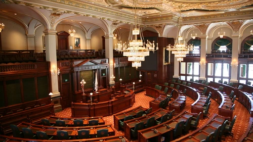 The chamber of the Illinois House of Representatives, which on Monday unanimously (102-0) passed legislation that bans state pension funds from including in their portfolios companies that participate in the Boycott, Divestment and Sanctions (BDS) movement against Israel. Credit: Daniel Schwen via Wikimedia Commons.