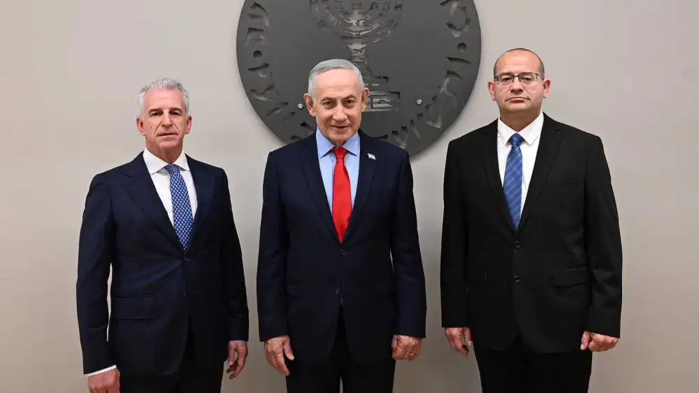 Israeli Prime Minister Benjamin Netanyahu is flanked by outgoing Mossad director David Barnea (left) and incoming director Roman Gofman, June 2, 2025. Photo by Haim Zach/GPO.